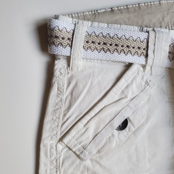 2/$30 Women's White Capri Shorts Belted Many Pockets Cotton Summer Beachy NWOT - Picture 4 of 8